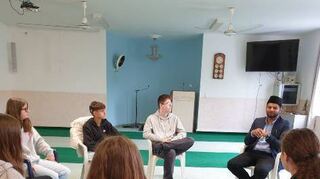 GSS-Schüler im Gespräch mit Imam Murtaza Mannan.