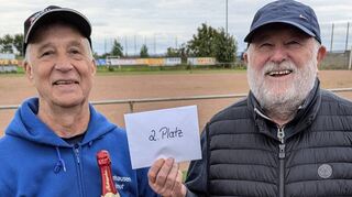 Helmut Schumacher (links) leitet die Boule-Abteilung beim Einhäuser Turnverein. Wie sein Kollege Viktor Pandzic spielt er in der dritten Hessenliga.