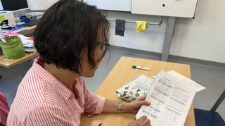 Jutta Haaf nimmt sich für Schüler der Peter-Härtling-Schule besonders viel Zeit, um im Unterricht auf schwierige Aufgaben einzugehen.