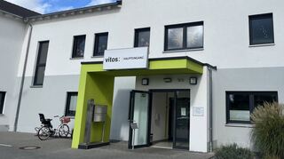 In der Vitos-Tagesklinik gibt es insgesamt 15 Therapieplätze. Während ihrer Behandlungszeit werden die jungen Patienten von drei Lehrkräften unterrichtet.