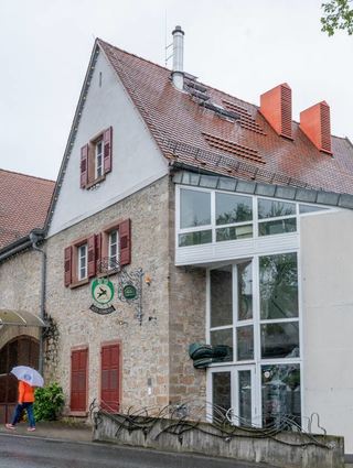 Im Mittelpunkt der Stadtverordnetenversammlung stand die Diskussion um dem Umzug der Stadtbibliothek. Nun soll sie statt an zwei nur an einem Übergangsstandort, der Alten Gerberei (links) unterkommen. Der Mietvertrag für den Standort in der Schwanheimer Straße (rechts) soll wieder aufgelöst werden. Eine Rückkehr in den Neumarkt (Mitte) ist keine Option.