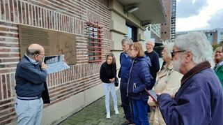 Das Bild zeigt die Bergsträßer Besuchergruppe mit Guide Michael Lenarz vor der Gedenktafel der Großmarkthalle.