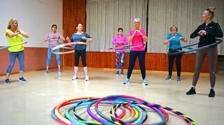 Bunte Reifen in verschiedenen Gewichtsklassen laden im Seidenbucher Sporthaus zum „Hullern“ ein. Die Gymnastikabteilung in der Sportgemeinschaft hat ein Hula-Hoop-Training im Angebot.