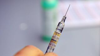 Der Grippe-Impfung muss jedes Jahr aufgefrischt werden, da Influenzaviren in verschiedenen Varianten vorkommen und sich ständig verändern.