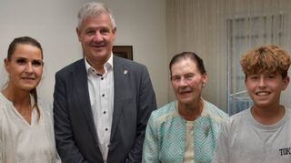 Tochter Christiane Schmidt (von links), Helmut Glanzner, Therese Lammer und ihr Enkel Paul gratulierten am Donnerstag.