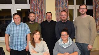 Der neue Vorstand des Jugend- und Sozialwerks mit Pfarrer Bartmann (Mitte) und (v.l.) Robert Schmitt, Nils Rüd, Frank Rüd und Andreas Englert sowie vorne Eva Kappelmann und Kerstin Spahl.