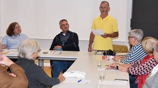 Schatzmeister Bernhard Glanzner (stehend) trug den Kassenbericht vor, links am Vorstandstisch die Vorsitzende des Vereins Barbara Schumacher und ihr Vertreter Matthias Utermann.