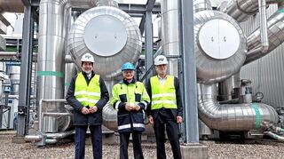 Hansjörg Roll (v.l.), Georg Müller und Uwe Zickert vor dem neuen Wärmetauscher.