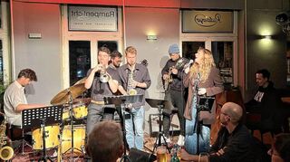 Exzellent besetztes Septett (v.l.) in der intimen Atmosphäre im Rampenlicht: Drummer Jakob Dinnebier, Gabriel Rosenbach (Trompete, Flügelhorn), Bassist Constantin Herzog, David Sanwald (Saxophon), Gitarrist Bjarne Sitzmann, Sängerin und Bandleaderin Jil Pappert sowie Pianist Lukas DeRungs.