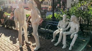 Die Christopher Street in New York und die Bar Stonewall Inn sind historische Orte, an denen die queere Bewegung ihren Ursprung fand. Das Stonewall National Monument soll an den Aufstand im Jahr 1969 nach den Polizeirazzien erinnern.