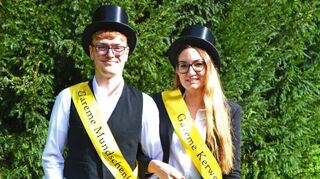 Kerweparre Ronja Herrmann und Mundschenk Christian Schäfer hielten gestern nach dem Kerwezug die Kerweredd.