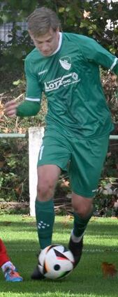 Gruppenliga VfR Fehlheim - TSV Auerbach Paul Herbel (Fehlh.) rechts / Jesse Dorval (Auerb.) links Foto: Jürgen Strieder