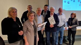 Das Bild zeigt einen Teil der insgesamt zehn Autorinnen und Autoren. Von links: Andrea Falk, Lucia Frank, Fred Raithel, Dr. Karl Härter, Martin Metzendorf, Dr. Karlheinz Mulzer, Manfred Bräuer und Katrin Rehbein.