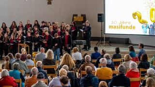 In der bis auf den letzten Platz besetzten Sankt Laurentiuskirche in Bensheim wurde am Wochenende das 20-jährige Bestehen des Vereins Masifunde gefeiert, der in Bensheim gegründet wurde und unter anderem Kindern aus den südafrikanischen Townships den Schulbesuch ermöglicht.