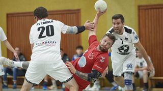 Die Erbacher Markus Hafner (links) und Oliver Heß (rechts) können im Derby den sechsfachen Lampertheimer Torschützen Benjamin Eschenauer nicht am Abschluss hindern.