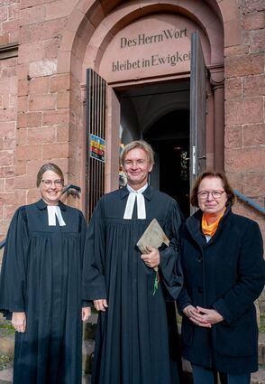 Dekanin Mattes (l.) und die stellvertretende Kirchenpräsidentin in Hessen, Ulrike Scherf, gratulierten Pfarrer Keller und überreichten ihm die Jubiläumsurkunde.