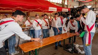 Beim Germanischen Dreikampf wurden Biergläser auf einem eingeseiften Tisch möglichst nah an den Rand geschoben.
