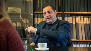 CDU-Bürgermeisterkandidat Rico Schrot erläuterte im Gespräch mit BA-Redakteurin Nora Strupp, vor welchen Herausforderungen die Stadt Lindenfels in den nächsten Jahren steht.
