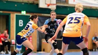 Auf ihre Abwehr konnten sich die Flames bei ihrem 35:25-Sieg in Buxtehude verlassen. Hier verteidigen Lucie Kretzschmar (links) und Lisa Friedberger (rechts) gegen Isabelle Doelle. Bild: Eibner/Felix Schlikis