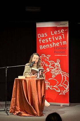 Beim Lesefestival war Autorin Carina Schnell mit ihrem neuen Buch „A Breath of Winter“ im PiPaPo-Theater zu Gast.