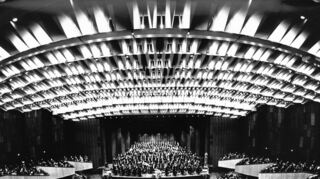 Der Mozartsaal mit dem Nationaltheater-Orchester auf der Bühne