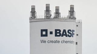Der Schriftzug BASF ist auf einem Turm auf dem Werksgelände des Chemiekonzerns BASF angebracht. (zu dpa: «Neuer BASF-Chef greift durch: Umbau und weniger Dividende») +++ dpa-Bildfunk +++