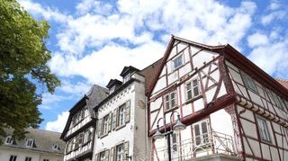 Die maroden Fachwerkhäuser am Bensheimer Marktplatz beschäftigen seit vielen Jahren auch den Denkmalschutz. Gegen die Anordnungen der Behörde legen die Eigentümer regelmäßig Widerspruch ein – so auch aktuell.