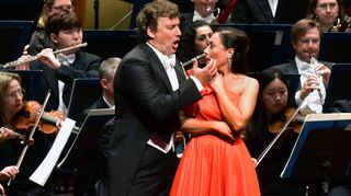 Ein Traumpaar der Oper, wie es im Buche steht: Tenor Jonas Kaufmann im Mannheimer Rosengarten im Puccini-Duett mit Sopranistin Valeria Sepe.