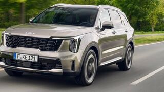 Vor allem an der Frontpartie fällt die gründliche Überarbeitung des Kia Sorento deutlich auf.
