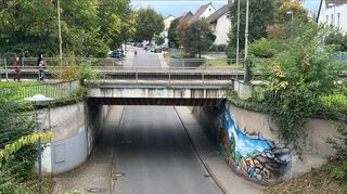 Die Bahnunterführung an der Mozartstraße gilt als Engstelle, bei der Radler häufig zu dicht von Autos überholt werden.