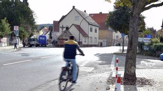 An der Darmstädter Straße (B3) kommt es immer wieder zu gefährlichen Situationen. An der Jakob-Maier-Straße endet in Richtung Innenstadt der erhöhte Fahrradweg in einer gestrichelten Markierung für Radfahrer.