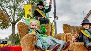 Junge Traditionsfiguren bei der Rorrer Kerb 2023: Kerwekönigin Henriette Volk, Kerwevadder Wilhelm Volk und rechts Mundschenk Johannes Volk.