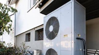 Kommunale Wärmeplanung ist in Zwingenberg aktuell kein Thema. Das Symbolbild zeigt die Lüftungsanlage einer Wärmepumpe vor einem Wohnhaus.