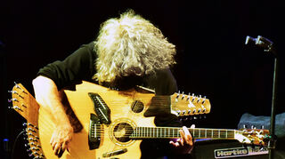 Spektakuläre Klänge: Pat Metheny an der 42-saitigen Picasso-Gitarre im Feierabendhaus der BASF.
