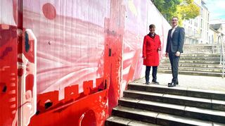 Bürgermeisterin Christine Klein und Johannes Erich Schulz, Vorstandsvorsitzender der Sparkasse Bensheim, in der farbenfroh verschönerten Bahnhofsunterführung.