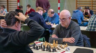 Bürgermeister Andreas Heun traf beim Schach-Turnier in Gadernheim unter anderem auf Claudio Bruno.