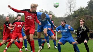 Viel los vor dem Olympia-Tor mit Keeper Elias Krämer (re.), dessen Vorderleute hier einen Kopfball des späteren Tvgg-Torschützen zum 1:3, Philipp Dewald, nicht verhindern können.