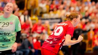Beim klaren Heimsieg gegen den Thüringer HC waren die Flames wieder einmal „on fire“; hier ballt Matilda Ehlert (re. jubelnd die Faust, während THC-Spielerin Johanna Reichert (li.) die Enttäuschung ins Gesicht geschrieben ist.