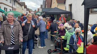 Um die Mittagszeit wurde es voll in der Friedhofstraße. Die Besucher genossen das bunte Treiben, bummelten, kauften, und genossen die Speisen.