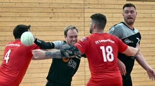 Umkämpftes Derby: Für MSG-Siegtorschütze Leonhard Albert gibt es hier gegen die TVL-Abwehr kein Durchkommen; rechts Teamkamerad Michael Kraft.