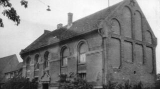 Das historische Foto zeigt die ehemalige Synagoge in der Wiesenstraße 5, die 1903 erbaut wurde.