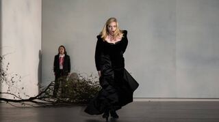 Die Dänin Signe Heiberg überzeugt in der Heidelberger Inszenierung als „Lady Macbeth“ und dominiert in ihrer Rolle die Szenerie.