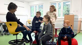 In der Lorscher Schule am Hang werden Hausschuhe getragen, die Möbel sind beweglich und Schularbeit darf auch auf dem Boden liegend erledigt werden.