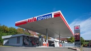 „Hier tut sich bald etwas“, kündigt das Transparent der Knittel-Gesellschaft aus Fulda seit geraumer Zeit an. Wann es eine Entscheidung darüber gibt, ob eine Nahversorgung in den ehemaligen Tankstellen-Shop in Wilmshausen einziehen kann, ist weiter unklar.