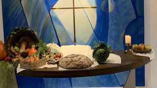 Der Erntedank-Altar war festlich geschmückt. Nach dem Gottesdienst gab es aber für die Gläubigen schwer zu verdauende Nachrichten.