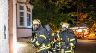 Unter Atemschutz gingen die Feuerwehrleute in das Landhaus. Dort sollte im dritten Stock ein Brand ausgebrochen sein.