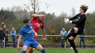 Nach der Derby-Niederlage gegen die Tvgg will es Olympia Lorsch nun gegen die SSG Einhausen besser machen; hier eine brenzlige Szene vor dem Olympia-Tor, in der Cedric Samstag (li.) und Elias Krämer gegen Dominik Koob klären müssen.