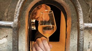 Seit dem 16. Jahrhundert gibt es Türchen in Florenz, durch die Wein verkauft wird.