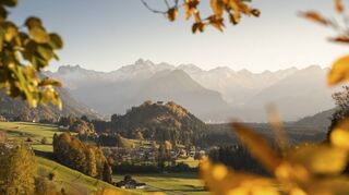Die Wanderungen in Oberstdorf führen durch eine ruhige und abwechslungsreiche Herbstlandschaft.