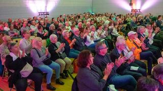 Das Publikum lauschte konzentriert und spendete begeistert und ergriffen Beifall.